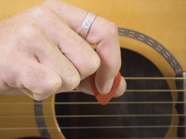 index-finger-pointing-down-pick Index finger pointing down on pick in how to hold a guitar pick lesson